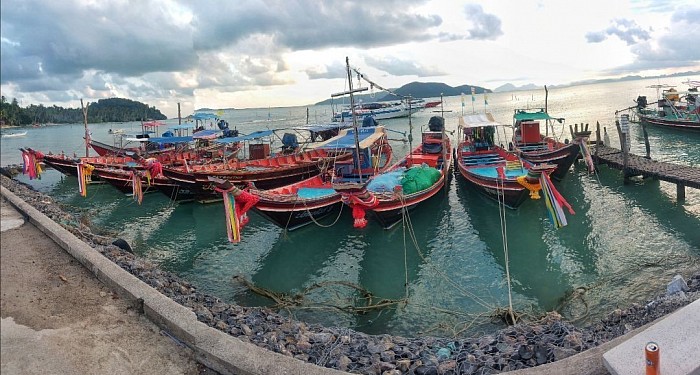 Long tail boat Pig island